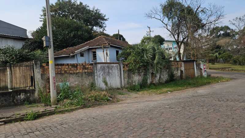 Foto 3 de 4: Terreno em leilão em Passo Fundo - RS, bairro Lucas Araújo — LOTE 001 Um terreno urbano, com área de 271,8950m² , com uma casa de madeira.