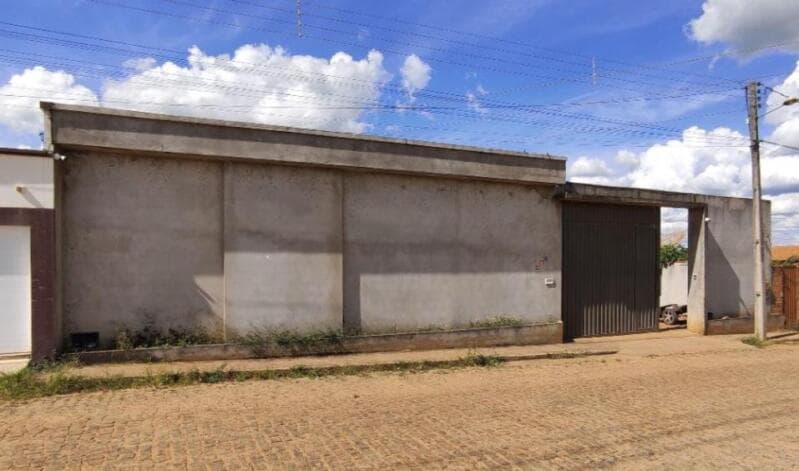 Comercial em leilão em Licínio De Almeida - BA — LOTE 001 UM LOTE DE 1.000 M2, NA RUA 2 DE JULHO, EM LICÍNIO DE ALMEIDA-BA, CONSTA UM GALPÃO E UMA CA