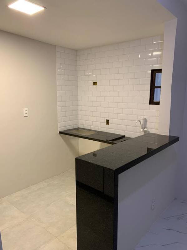 Foto 4 de 10: Casa em leilão em Lauro De Freitas - BA, bairro Vila Praiana — LOTE 001 CASA TÉRREA, SALA, COZINHA, BANHEIRO, ARÉA DE SERVIÇO,GARAGEM, 1/4 - VILA PRAIANA, LAURO DE