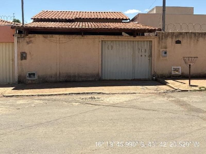 Casa em leilão em Capitão Enéas - MG, bairro Centro — LOTE 147 Casa