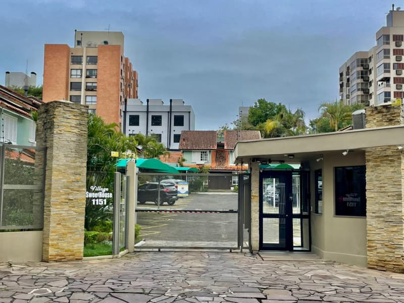 Foto 1 de 12: Casa em leilão em Porto Alegre - RS — LOTE 001 CASA EM CONDOMÍNIO NO BAIRRO TRISTEZA