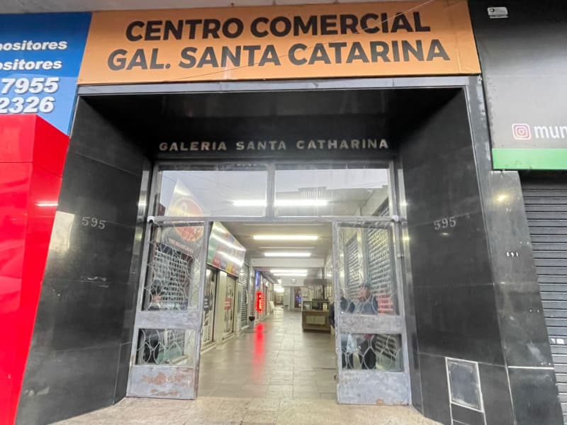Foto 1 de 6: Comercial em leilão em Porto Alegre - RS — LOTE 001 LOJA E SOBRELOJA