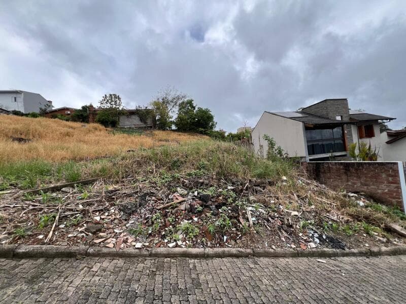 Terreno em leilão em Caxias Do Sul - RS — LOTE 689-6 UM TERRENO URBANO, constituído pelo atual lote administrativo nº 06, da quadra nº 5.241,