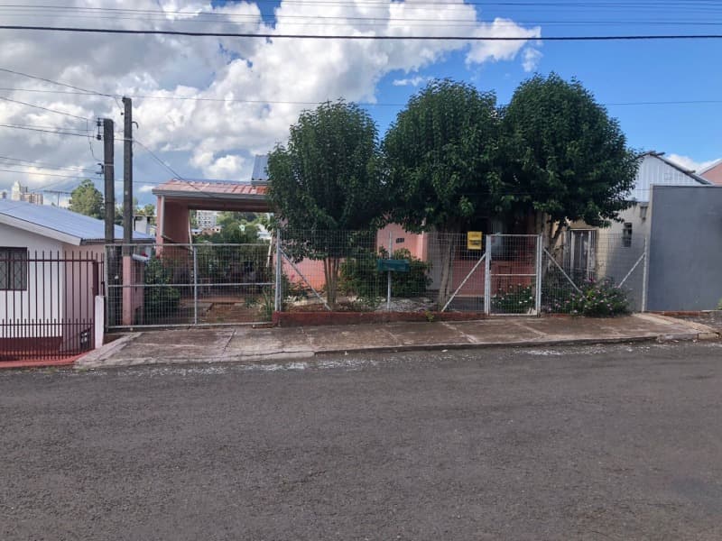 Casa em leilão em Erechim - RS, bairro Cerâmica — LOTE 004 DIREITOS E AÇÕES SOBRE O LOTE URBANO Nº 14, de Quadra 01, com área de 525,00m² em ERECHIM/R