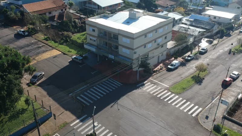 Foto 5 de 22: Comercial em leilão em Erechim - RS, bairro Centro — LOTE 001 SALA COMERCIAL DE Nº 01 (UM), no térreo, do Residencial Tonial, com a área privativa de 117