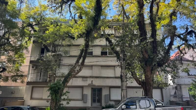 Foto 1 de 41: Apartamento em leilão em Porto Alegre - RS, bairro Petrópolis — LOTE 005 APARTAMENTO 403 do condomínio “EDIFÍCIO ALBINA”, no terceiro andar ou quinto pavimento, de