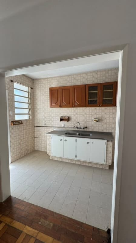 Foto 8 de 41: Apartamento em leilão em Porto Alegre - RS, bairro Petrópolis — LOTE 005 APARTAMENTO 403 do condomínio “EDIFÍCIO ALBINA”, no terceiro andar ou quinto pavimento, de