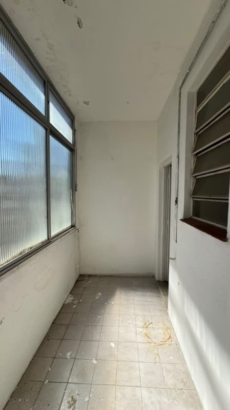 Foto 12 de 41: Apartamento em leilão em Porto Alegre - RS, bairro Petrópolis — LOTE 005 APARTAMENTO 403 do condomínio “EDIFÍCIO ALBINA”, no terceiro andar ou quinto pavimento, de