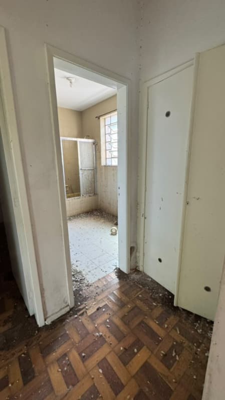 Foto 14 de 41: Apartamento em leilão em Porto Alegre - RS, bairro Petrópolis — LOTE 005 APARTAMENTO 403 do condomínio “EDIFÍCIO ALBINA”, no terceiro andar ou quinto pavimento, de