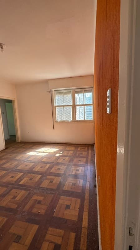 Foto 16 de 41: Apartamento em leilão em Porto Alegre - RS, bairro Petrópolis — LOTE 005 APARTAMENTO 403 do condomínio “EDIFÍCIO ALBINA”, no terceiro andar ou quinto pavimento, de
