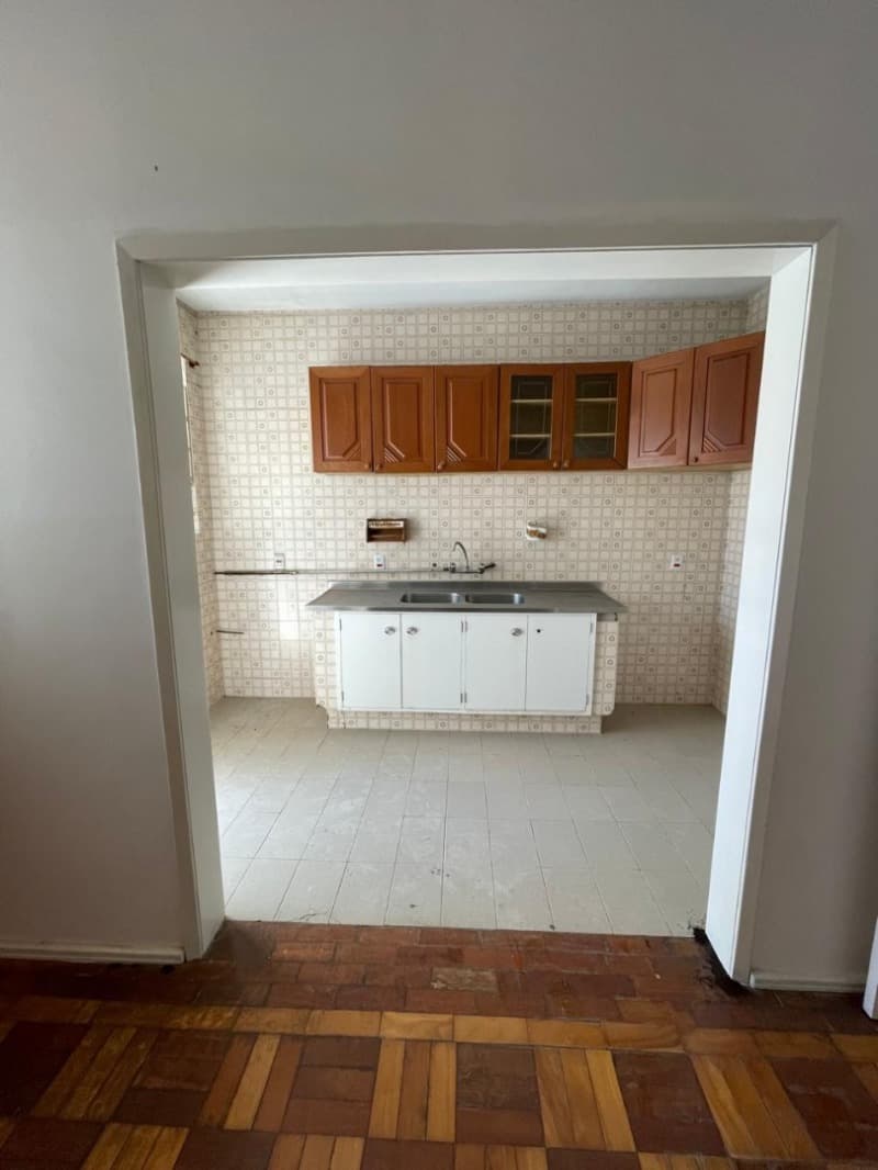 Foto 27 de 41: Apartamento em leilão em Porto Alegre - RS, bairro Petrópolis — LOTE 005 APARTAMENTO 403 do condomínio “EDIFÍCIO ALBINA”, no terceiro andar ou quinto pavimento, de