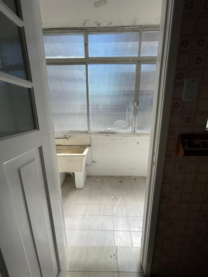 Foto 28 de 41: Apartamento em leilão em Porto Alegre - RS, bairro Petrópolis — LOTE 005 APARTAMENTO 403 do condomínio “EDIFÍCIO ALBINA”, no terceiro andar ou quinto pavimento, de