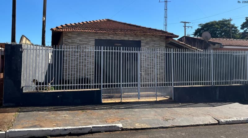 Casa em leilão em Ipaussu - SP, bairro Centro — LOTE 001 Casa no Centro de Ipaussu/SP