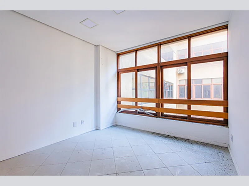 Foto 18 de 23: Comercial em leilão em Porto Alegre - RS, bairro Centro — Sala - Porto Alegre - RS