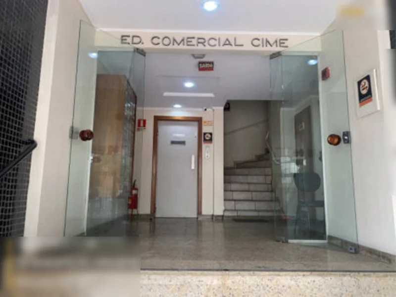 Foto 7 de 10: Comercial em leilão em Porto Alegre - RS, bairro São Geraldo — Sala - Porto Alegre - RS