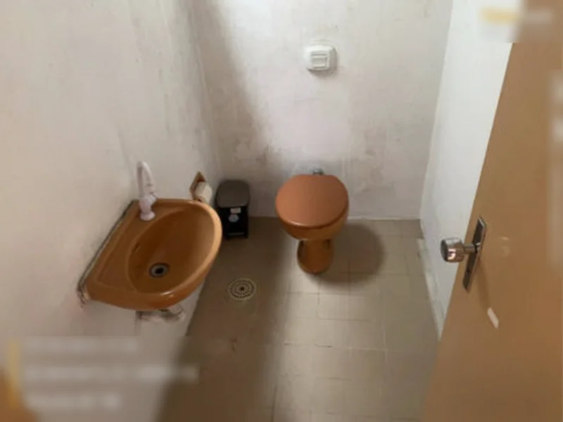 Foto 4 de 10: Comercial em leilão em Porto Alegre - RS, bairro São Geraldo — Sala - Porto Alegre - RS
