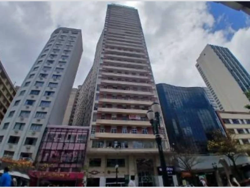 Foto 2 de 3: Comercial em leilão em Curitiba - PR, bairro Centro — Sala Comercial - Curitiba - PR