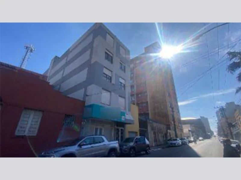 Foto 1 de 22: Comercial em leilão em Pelotas - RS, bairro Centro — Sala - Pelotas - RS