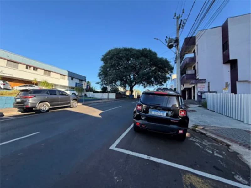 Foto 4 de 9: Comercial em leilão em Francisco Beltrão - PR, bairro Centro — Sala - Francisco Beltrão - PR