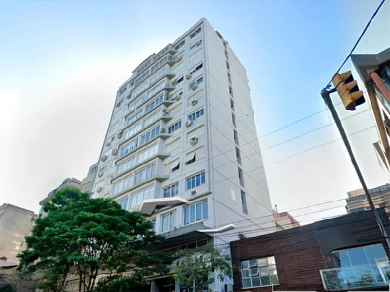Foto 1 de 21: Apartamento em leilão em Porto Alegre - RS, bairro Moinhos de Vento — Apartamento e Vaga de Garagem - Porto Alegre - RS