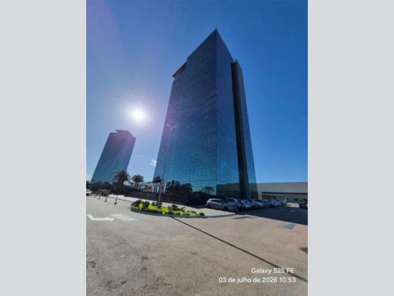 Foto 3 de 3: Comercial em leilão em Porto Alegre - RS, bairro Cristal — Sala - Porto Alegre - RS