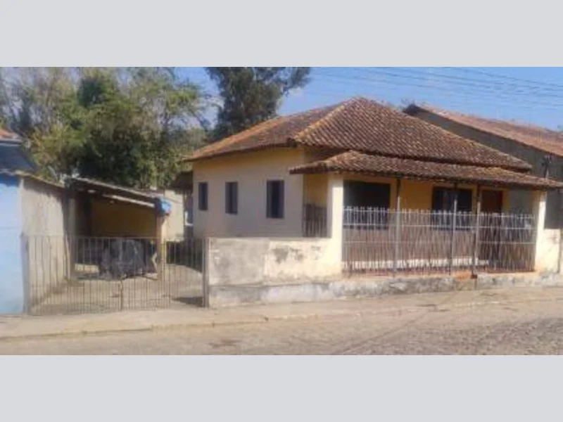 Foto 1 de 8: Casa em leilão em Piranguçu - MG, bairro Centro — Casa - Piranguçu - MG