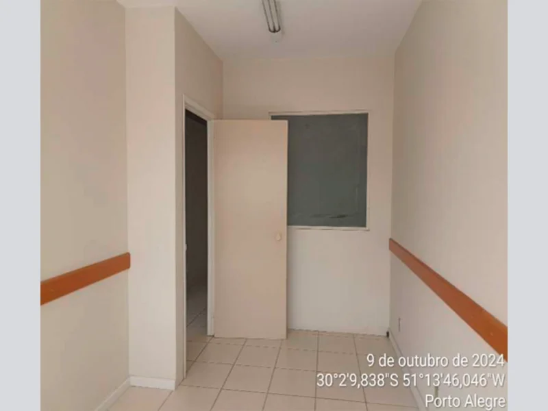Foto 6 de 16: Comercial em leilão em Porto Alegre - RS, bairro Centro Histórico — Sala - Porto Alegre - RS