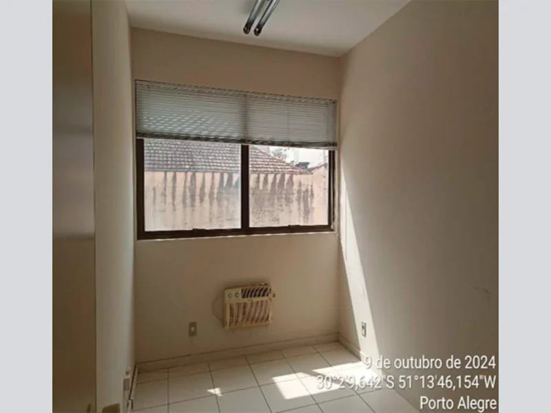 Foto 11 de 16: Comercial em leilão em Porto Alegre - RS, bairro Centro Histórico — Sala - Porto Alegre - RS