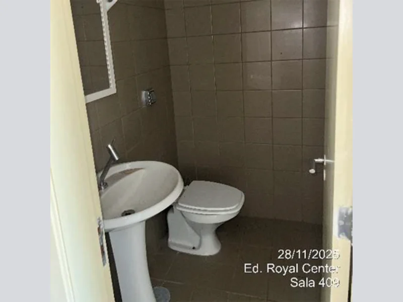 Foto 1 de 6: Comercial em leilão em Porto Alegre - RS, bairro Higienópolis — Sala - Porto Alegre - RS