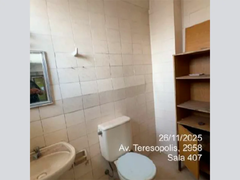 Foto 3 de 5: Comercial em leilão em Porto Alegre - RS, bairro Teresópolis — Sala - Porto Alegre - RS