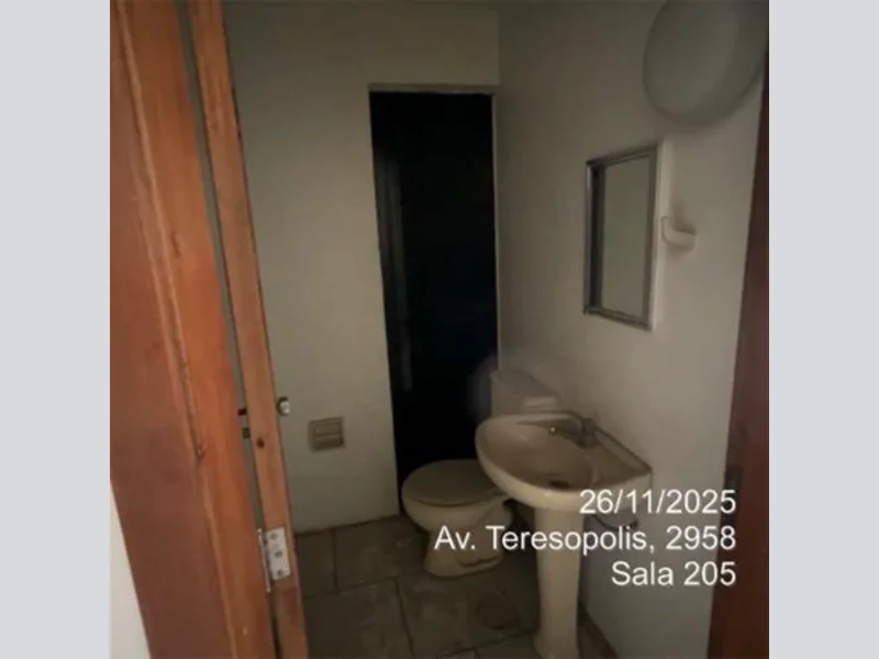 Foto 1 de 9: Comercial em leilão em Porto Alegre - RS, bairro Teresópolis — Sala - Porto Alegre - RS
