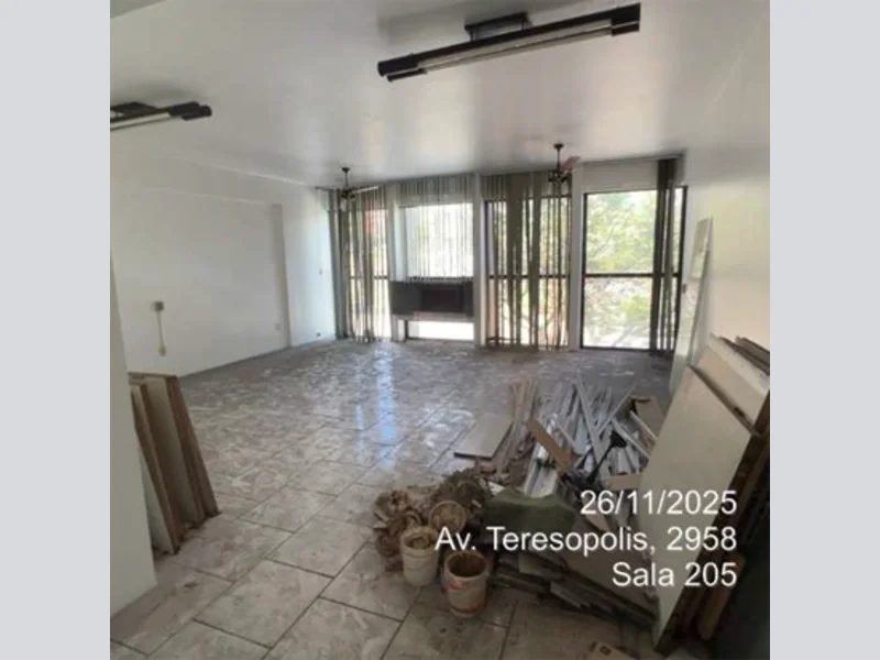 Foto 6 de 9: Comercial em leilão em Porto Alegre - RS, bairro Teresópolis — Sala - Porto Alegre - RS