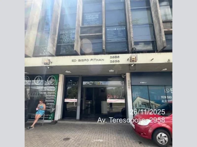 Foto 7 de 9: Comercial em leilão em Porto Alegre - RS, bairro Teresópolis — Sala - Porto Alegre - RS