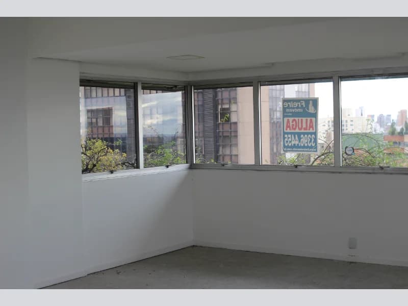 Foto 3 de 6: Comercial em leilão em Porto Alegre - RS, bairro Higienópolis — Sala - Porto Alegre - RS