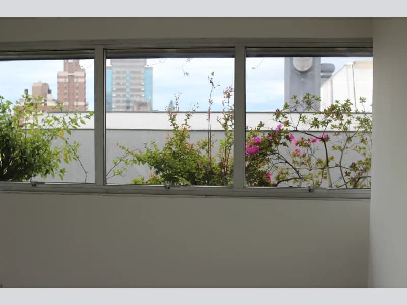 Foto 1 de 6: Comercial em leilão em Porto Alegre - RS, bairro Higienópolis — Sala - Porto Alegre - RS