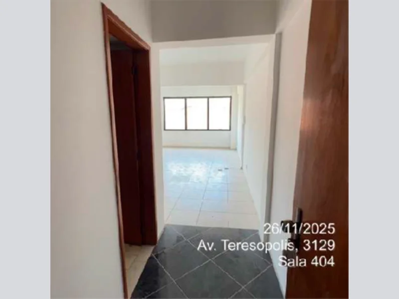 Foto 3 de 12: Comercial em leilão em Porto Alegre - RS, bairro Teresópolis — Sala - Porto Alegre - RS
