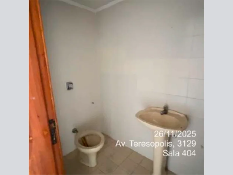 Foto 4 de 12: Comercial em leilão em Porto Alegre - RS, bairro Teresópolis — Sala - Porto Alegre - RS
