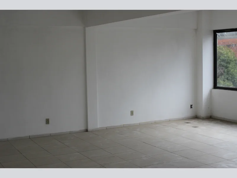 Foto 7 de 12: Comercial em leilão em Porto Alegre - RS, bairro Teresópolis — Sala - Porto Alegre - RS