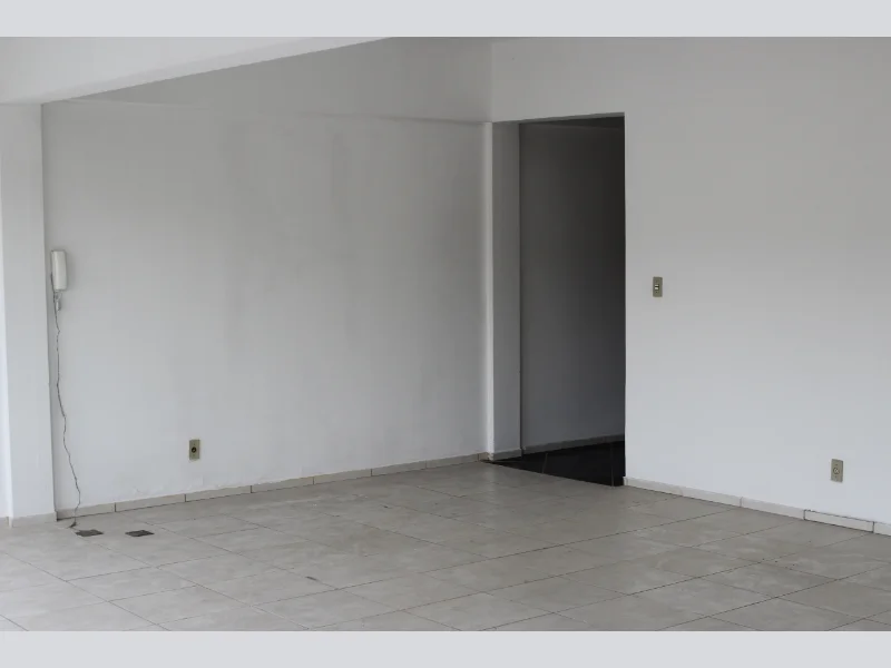 Foto 6 de 12: Comercial em leilão em Porto Alegre - RS, bairro Teresópolis — Sala - Porto Alegre - RS