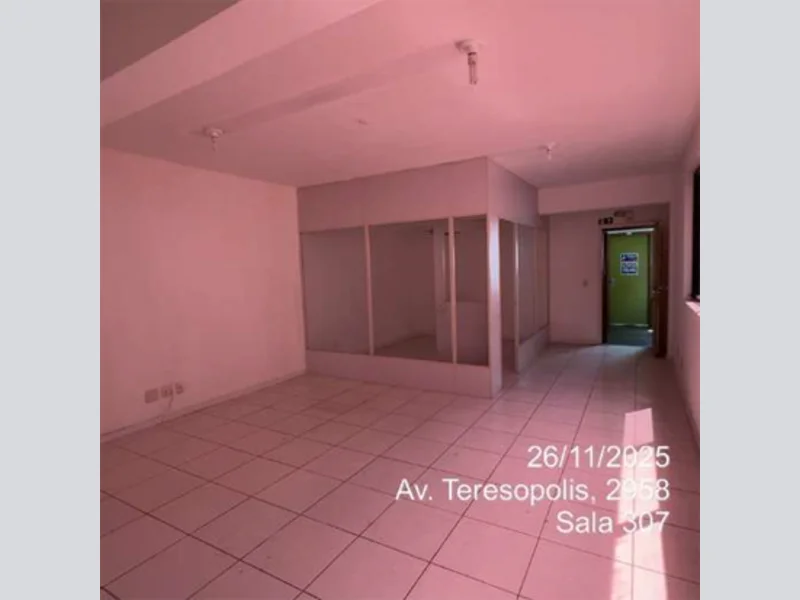 Foto 8 de 9: Comercial em leilão em Porto Alegre - RS, bairro Teresópolis — Sala - Porto Alegre - RS
