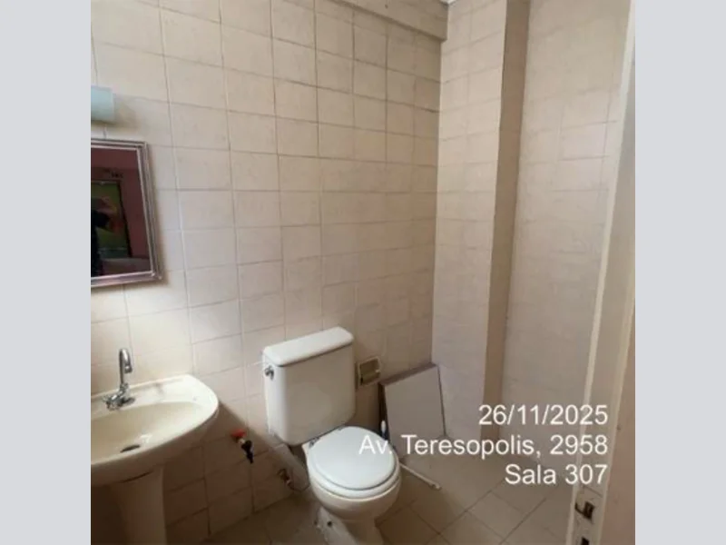 Foto 9 de 9: Comercial em leilão em Porto Alegre - RS, bairro Teresópolis — Sala - Porto Alegre - RS