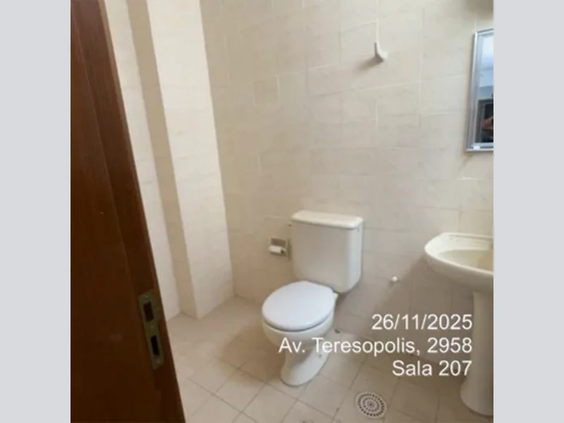 Foto 1 de 8: Comercial em leilão em Porto Alegre - RS, bairro Teresópolis — Sala - Porto Alegre - RS