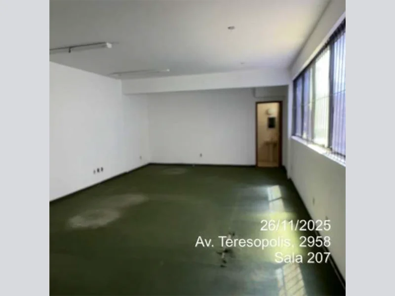 Foto 3 de 8: Comercial em leilão em Porto Alegre - RS, bairro Teresópolis — Sala - Porto Alegre - RS