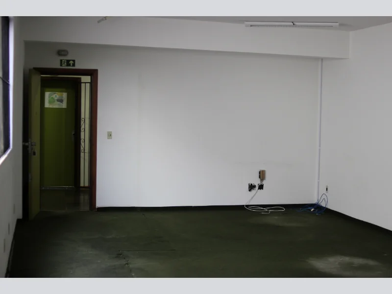 Foto 4 de 8: Comercial em leilão em Porto Alegre - RS, bairro Teresópolis — Sala - Porto Alegre - RS