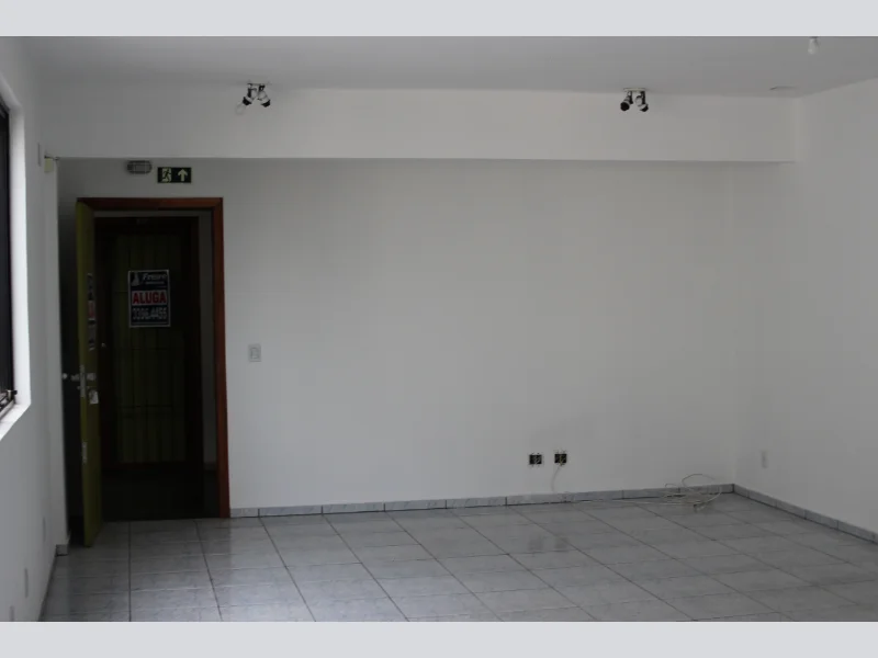 Foto 5 de 8: Comercial em leilão em Porto Alegre - RS, bairro Teresópolis — Sala - Porto Alegre - RS