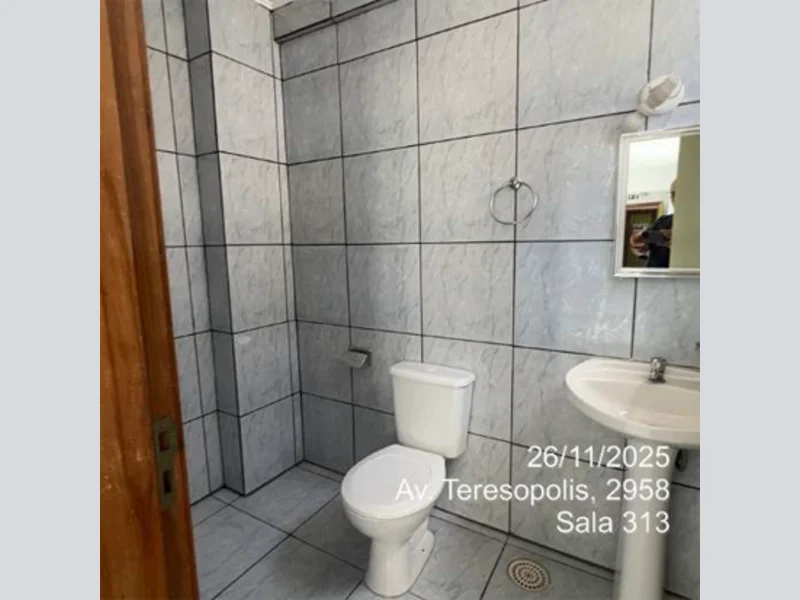 Foto 6 de 8: Comercial em leilão em Porto Alegre - RS, bairro Teresópolis — Sala - Porto Alegre - RS