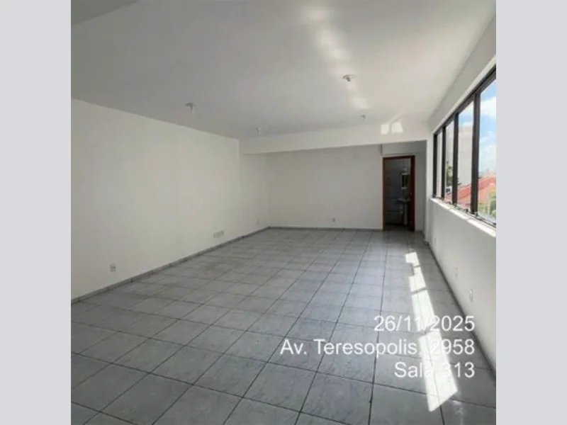 Foto 7 de 8: Comercial em leilão em Porto Alegre - RS, bairro Teresópolis — Sala - Porto Alegre - RS