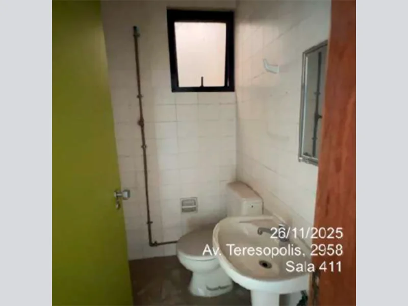 Foto 4 de 8: Comercial em leilão em Porto Alegre - RS, bairro Teresópolis — Sala - Porto Alegre - RS
