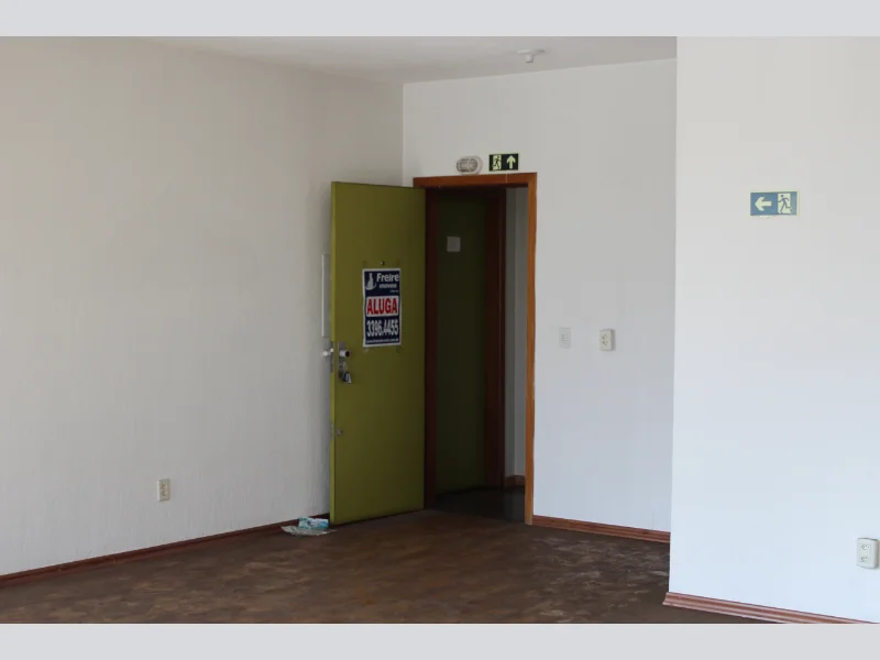 Foto 3 de 8: Comercial em leilão em Porto Alegre - RS, bairro Teresópolis — Sala - Porto Alegre - RS