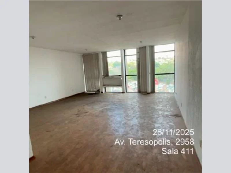 Foto 8 de 8: Comercial em leilão em Porto Alegre - RS, bairro Teresópolis — Sala - Porto Alegre - RS